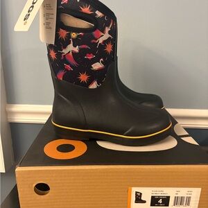 NWT Bogs Big Kids Size 4 Snow Boot Pegasus